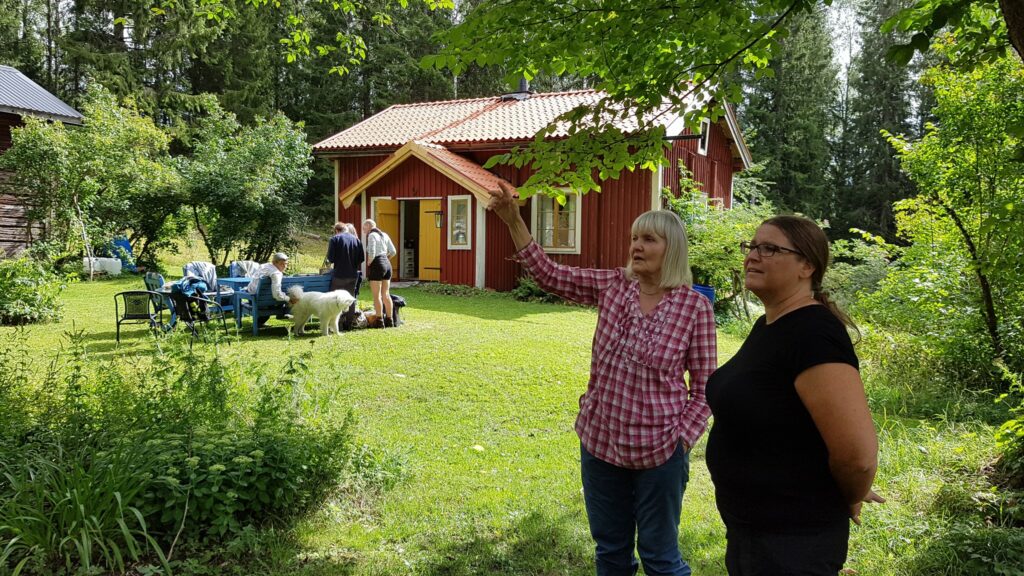 Helena Klingberg med Hopajolas dåvarande verksamhetsledare Åsa Wistrand. Framför Helenas sommarstuga.