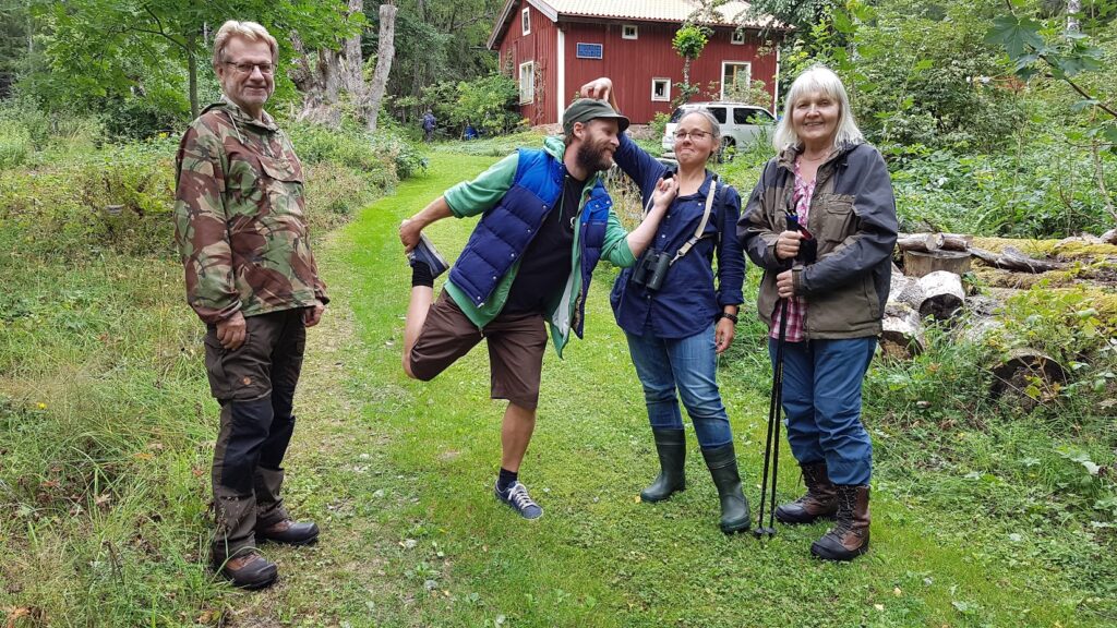 Helena Klingberg med hennes man Christer Klingberg, David Tverling och Kajsa Grebäck. Framför Helena och Christers sommarstuga.